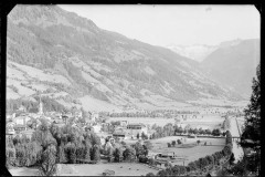 Ortschaft mit Zentrum und Kirche von Wald und Bergenl