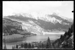 Haldensee umgeben von leicht verschneiten Bergen