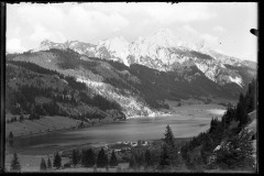 Haldensee umgeben von leicht verschneiten Bergen
