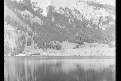 Haldensee umgeben von leicht verschneiten Bergen