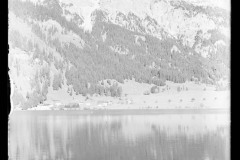 Haldensee umgeben von leicht verschneiten Bergen