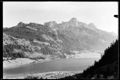 Haldensee umgeben von felsigen Bergen