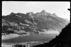 Haldensee umgeben von felsigen Bergen