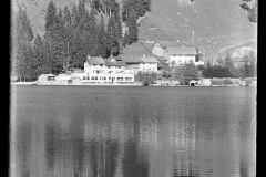 Gasthof Alpenhof am Haldensee, direkt am Haldensee, von anderen Häusern umgeben
