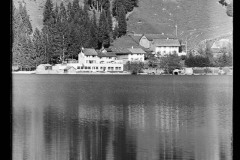 Gasthof Alpenhof am Haldensee, direkt am Haldensee, von anderen Häusern umgeben
