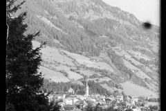 Ortschaft dicht bebaut und Ortskern mit Kirche