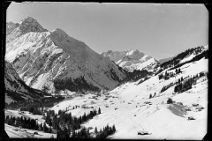 Blick über das ganze Kleinwalsertal mit Ortschaft Mittelberg, von Bergen eingekesselt