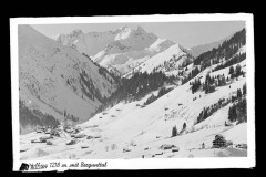 Blick über das ganze Kleinwalsertal mit Ortschaft Mittelberg, von Bergen eingekesselt