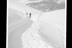 Zwei Skitourengänger durchwandern eine Schneelandschaft in Richtung Ifen