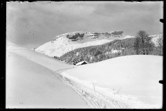Skispuren und Trampelpfad führen durch den Schnee in Richtung des Ifenplateaus