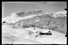Dick verschneite Schneelandschaft mit Wohnhaus und Blick auf das Ifenplateau