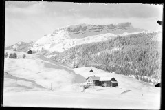 Dick verschneite Schneelandschaft mit Wohnhaus und Blick auf das Ifenplateau