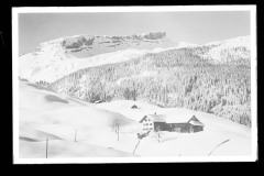 Dick verschneite Schneelandschaft mit Wohnhaus und Blick auf das Ifenplateau