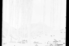 Eiszapfen hängen von einer Regenrinne, blick auf Hirschegg Zentrum
