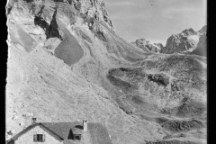 Alpenhütte vor einem Berggipfel