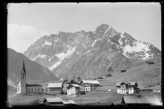 Kirche Hirschegg 1124 m., mit Widderstein 	2535 m.