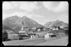 Hotel Ifen, Zentrum Hirschegg und Kirche Hirschegg 1124 m., mit Widderstein 2535 m.