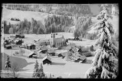 Zentrum Riezlern 1100m., mit Kirche, von Bergen umgeben