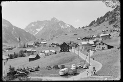 Ortszentrum von Kleinwalsertal, Hirschegg mit Kirche 1124 m., mit Widderstein 2535 m. und Autos