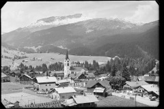 Zentrum von Riezlern mit Kirche, Blick auf das Ifenplateau, Riezlern 1100 m., mit Hoch Ifen 2232 m.