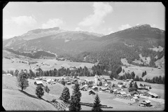 Zentrum von Riezlern mit Kirche, Blick auf das Ifenplateau, Riezlern 1100 m., mit Hoch Ifen 2232 m.