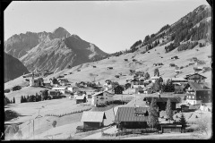 Kirche Kleinwalsertal, Hirschegg 1124 m., mit Widderstein 2535 m.