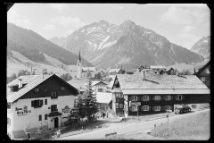Hirschegger Kirche, umgeben von Elfer Zwölfer, Pension „Gasthof zum Adler“
