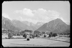 Zentrum von Oberstdorf mit Kirche, umgeben von Grünfläche und verschneiten Berggipfeln