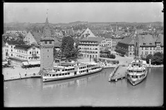 Ferieninsel Lindau am Bodensee, Hafenpartie mit Fußgängern