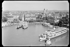 Ferieninsel Lindau am Bodensee, Hafenpartie mit Fußgängern