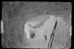 Unterhöhlte, Schneedecke bildet einen Tunnel, innen steht ein paar Skier