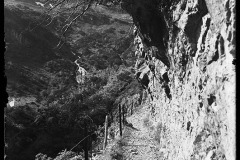 Schmaler Wanderpfad und steiler Abgrund in felsiger Landschaft