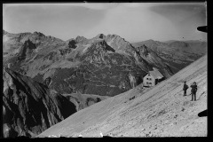 Zwei Wanderer in der Berglandschaft, mit Hütte