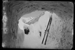 Schneetunnel mit Ski und Person