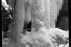 Lange Eiszapfen hängen von felsigen Wänden in der Breitachklamm