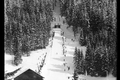 Ansammlung von Menschen am Skilift, Gruppe mit Skiern, Abfahrt