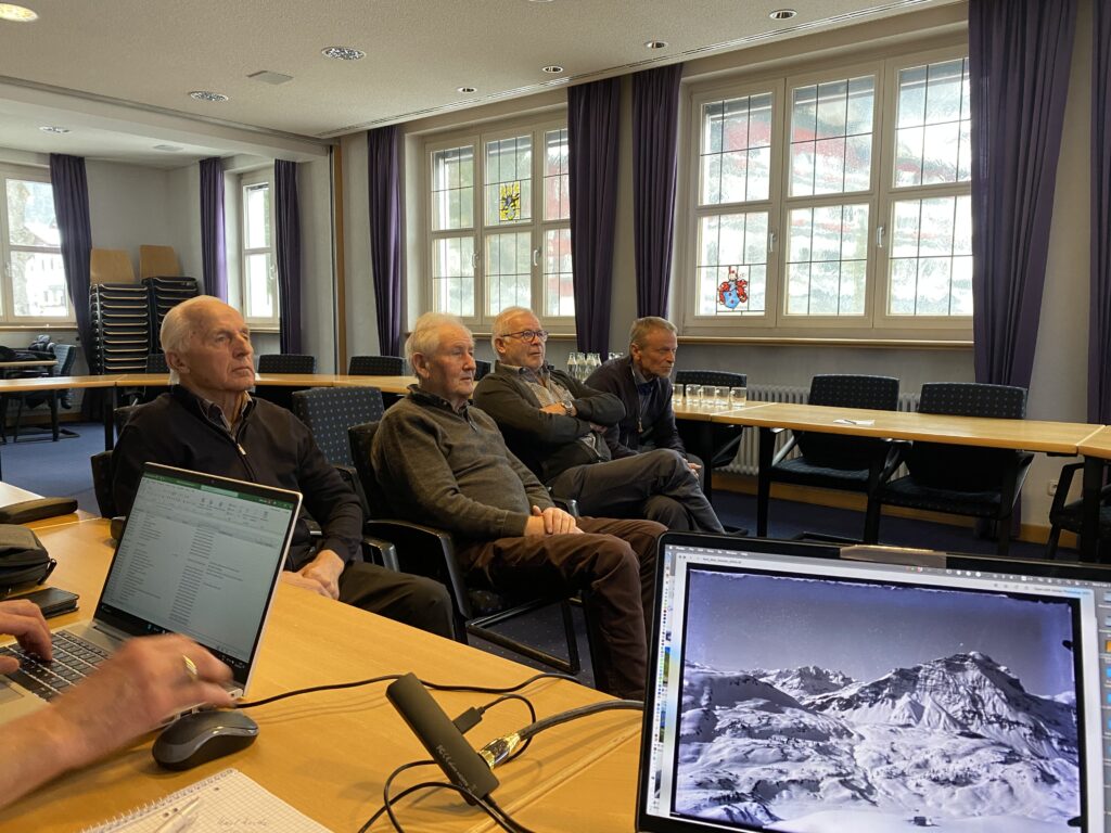 Beim Erzählkaffee lädt das Karl Max Kessler Archiv Bewohner*innen des Tals ein, persönliche Geschichten, Erinnerungen und Fotografien zu teilen. In gemütlicher Atmosphäre entstehen lebendige Gespräche über das Leben im Kleinwalsertal – früher und heute. Ziel ist es, kollektives Wissen zu bewahren, zu digitalisieren und als Teil des kulturellen Gedächtnisses sichtbar zu machen.