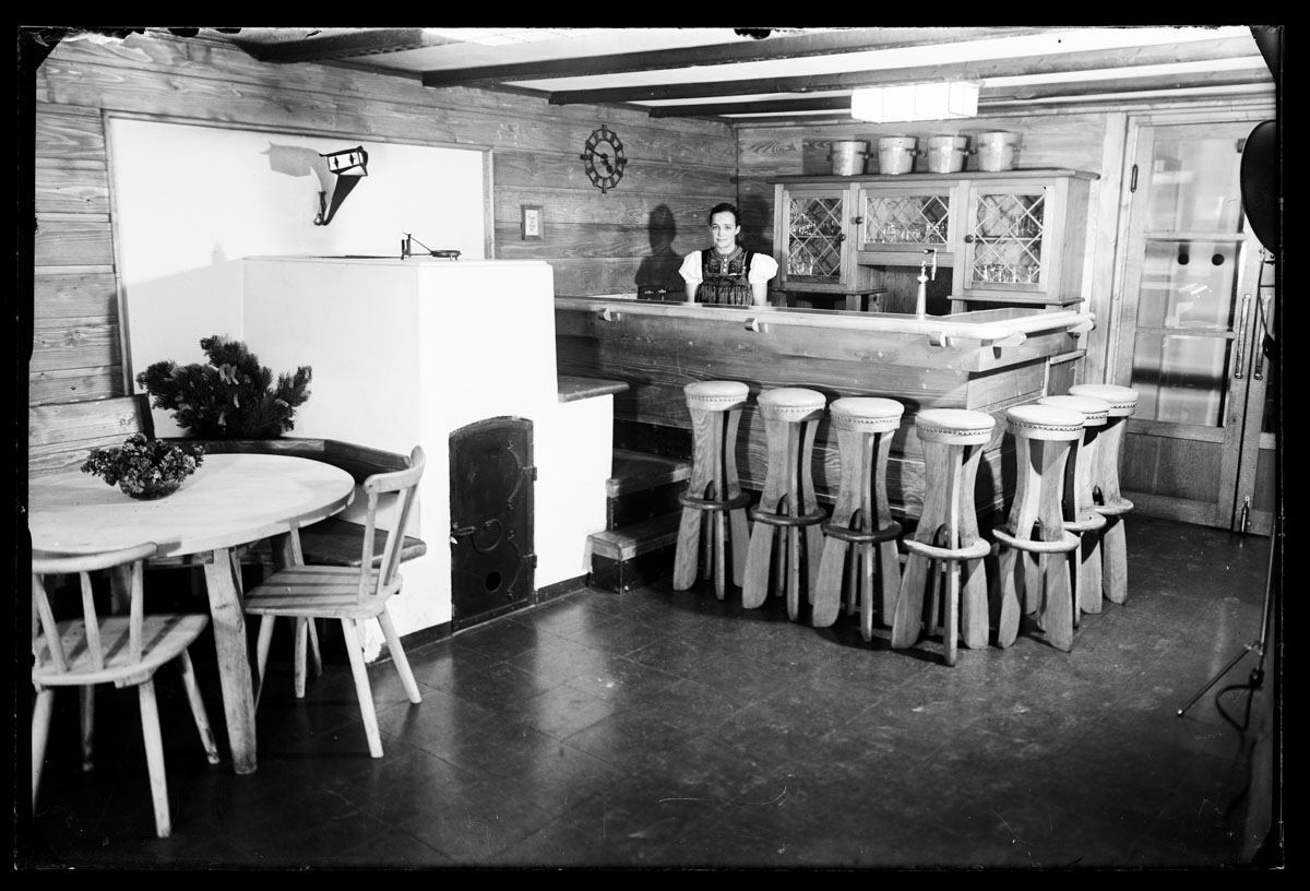 Bar und Kegelbahn in der Neuen Krone in Mittelberg, Aufnahme von Karl Max Kessler